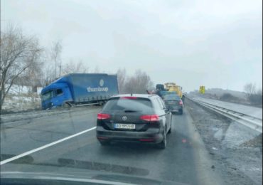 На Ужгородщині внаслідок ДТП вантажівка опинилася у кюветі