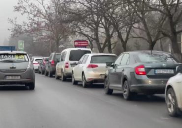 В Ужгороді на заправках спостерігаються чималі черги (ВІДЕО)