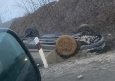 ДТП на Закарпатті: автівка перекинулася у кювет (ФОТО)