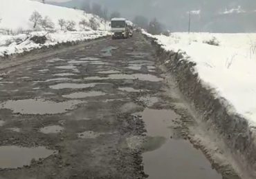 Яма на ямі: в мережі показали бездоріжжя автошляху Свалява - Довге (ВІДЕО)