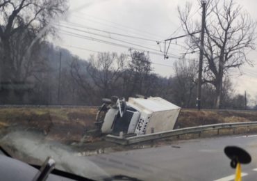 Внаслідок ДТП на Мукачівщині вантажівка опинилася у кюветі