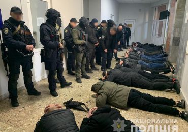 Поліція затримала групу зловмисників, які вчинили конфлікт у Мукачівській міській раді (ВІДЕО)