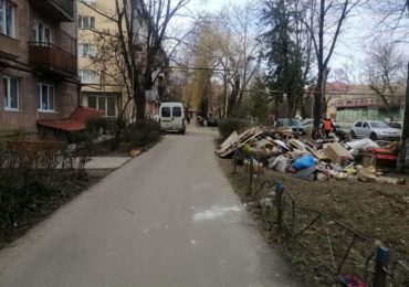 Ужгородці звільняють підвали від непотрібу, щоб облаштувати бомбосховище