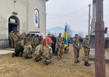 На Рахівщині попрощалися із загиблим на війні з Героєм Віктором Файбишем (ФОТО, ВІДЕО)