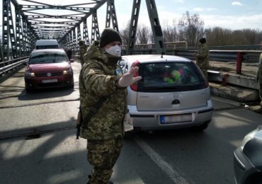 Яких чоловіків випускають за кордон під час воєнного стану в Україні