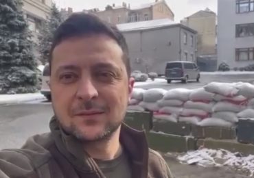 Зеленський опублікував ще одне відео, яке записав у дворі Офісу Президента