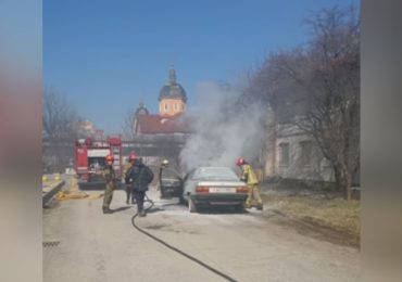 В Ужгороді під час руху загорілась Audi 100