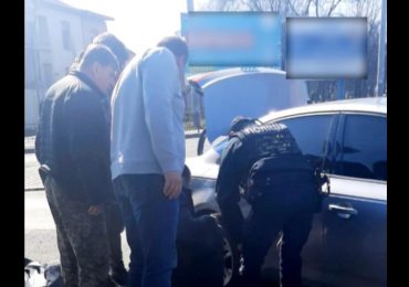 В Ужгороді патрульні допомогли військовим, які не мали інструментів, щоб змінити пошкоджене колесо