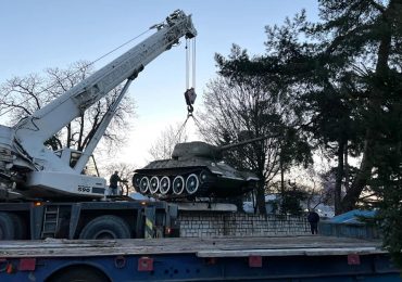 У Мукачеві демонтували пам'ятник радянському танку (ФОТО)