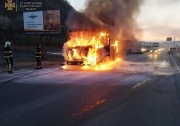 У Мукачеві згорів автобус «Еталон», який віз працівників заводу на зміну (ФОТО)