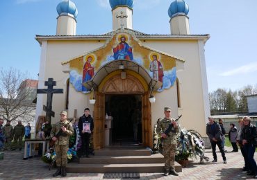 На Закарпатті прощалися із загиблим у війні Героєм Іваном Сможаником