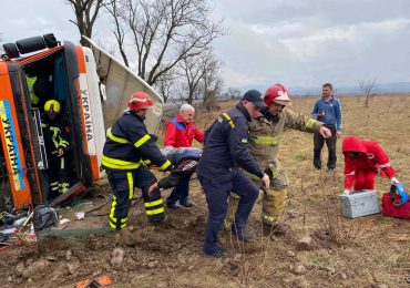 На Закарпатті вантажівка з'їхала в кювет: водія з понівеченого авто деблокували рятувальники (ФОТО)