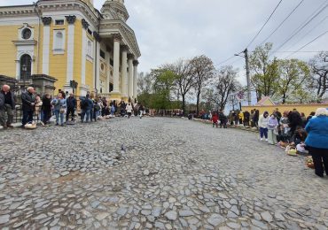 Біля греко-католицького собору в Ужгороді освятили 4 тисячі великодніх кошиків