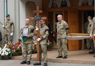 У Мукачеві попрощалися із загиблим на війні Героєм Володимиром Фраткіним (ФОТО)