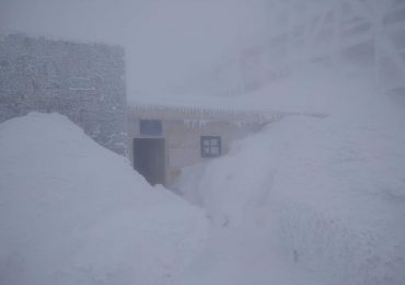 На високогір'ї Карпат температура повітря -12° С