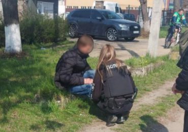 В Ужгороді патрульні допомогли переселенцю, в якого трапився приступ епілепсії