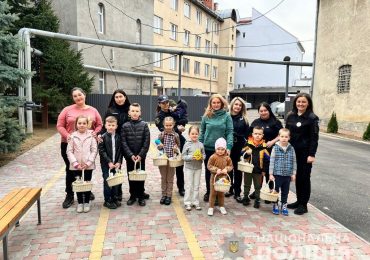 На Закарпатті поліцейські організували для діток-переселенців майстер-клас із виготовлення писанок (ФОТО, ВІДЕО)