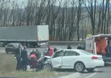 ДТП на Закарпатті: автомобіль злетів з дороги на повороті (ФОТО)