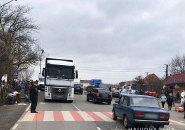 Потрапила в «сліпу зону» для водія вантажівки: на Закарпатті внаслідок ДТП загинула жінка