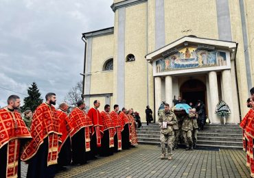 В Мукачеві попрощалися із загиблим на війні Героєм – 18-річним Віктором Каричаком