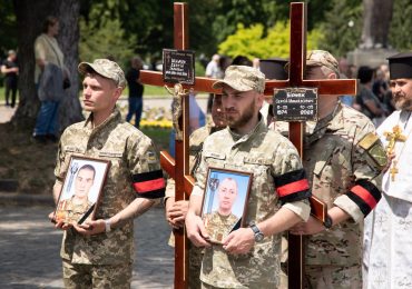 В Ужгороді попрощалися з полеглими воїнами Сергієм Бірняком і Сергієм Шимоном