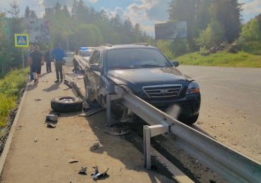 19-річний закарпатець влетів у відбійник: постраждало троє людей (ФОТО)