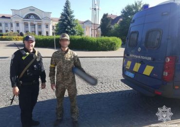 Ужгородські патрульні повернули номерний знак власнику