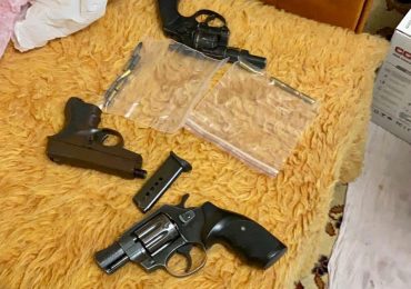 У двох закарпатців під час обшуків поліція вилучила зброю та наркотики (ФОТО)