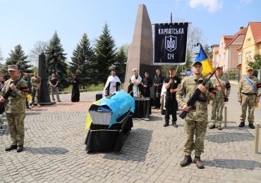 В Ужгороді сьогодні попрощалися з воїном Карпатської Січі Володимиром Бісагою