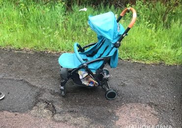 В Іршаві поліцейські повернули маленькому власнику та його мамі викрадений дитячий візочок