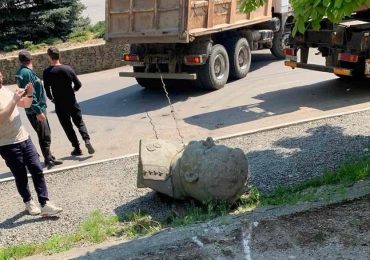 На Закарпатті демонтували погруддя радянському воєначальнику Ватутіну