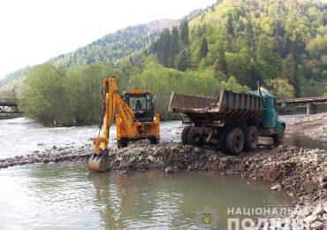 На Тячівщині поліція припинила незаконний видобуток піщано-гравійної суміші