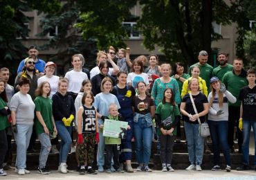 У сквері Героїв Майдану "Творчі волонтери Ужгорода" провели акцію з озеленення