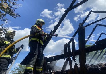 На Закарпатті вогнеборці близько двох годин гасили пожежу у надвірній споруді (ФОТО)