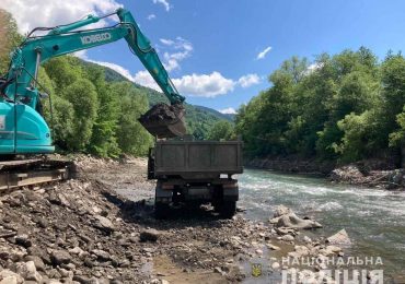 Поліція Рахівщини перевіряє законність видобутку гравію з річки Чорна Тиса