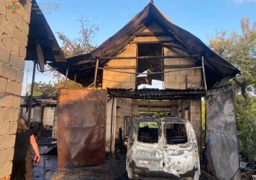 Подробиці пожежі у с. Довге на Закарпатті: вогонь знищив покрівлю та перекриття надвірної споруди та автомобіль Hyundai