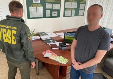 На кордоні Закарпаття "ухилянт" з підробленими документами пропонував прикордонникам хабаря