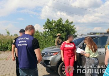 За підозрою у незаконному переправленні чоловіків призовного віку через кордон затримали 38-річну закарпатку