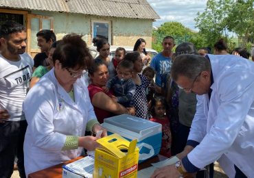 COVID-19 не зник: у шести ромських таборах на Закарпатті вакциновані всі охочі