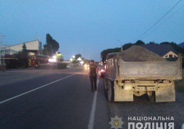 На Закарпатті вилучили вантажівку з піщано-гравійною сумішшю, яку транспортували без відповідних документів