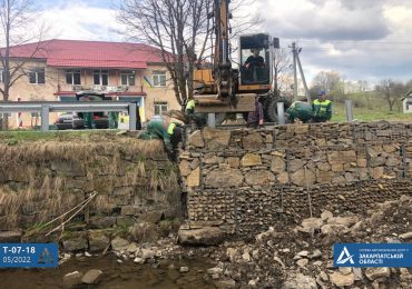 На Закарпатті укріплюють низові укоси доріг підпірними стінками з габіонів