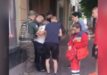 В Мукачеві патрульні допомогли літній жінці, яка впала з велосипеда та втратила свідомість (ВІДЕО)