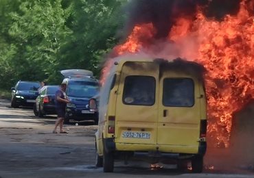 На Закарпатті під час руху загорівся мікроавтобус (ФОТО)