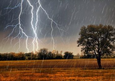 Закарпатців попереджають про дощі, грози та вітер