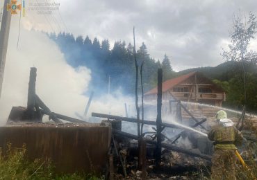 Внаслідок пожежі на Закарпатті згорів дерев’яний гараж (ФОТО)