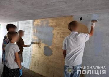 В Ужгороді школярі, які розмалювали стіни балончиками, виправили наслідки своїх дій (ФОТО)