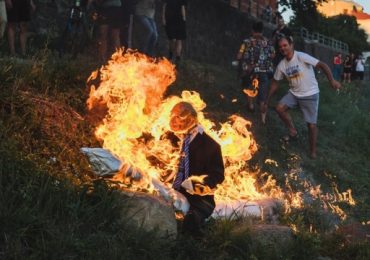 В Ужгороді волонтери спалили опудало путіна