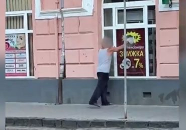 В Ужгороді агресивний чоловік розбив вікно та двері аптеки (ВІДЕО)