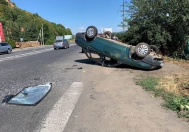 Автівка опинилася на даху: на в'їзді в Мукачево трапилася ДТП (ФОТО)