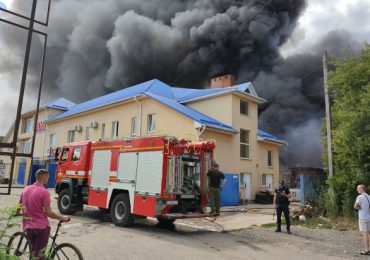 У Мукачеві горить СТО на вулиці Свалявській